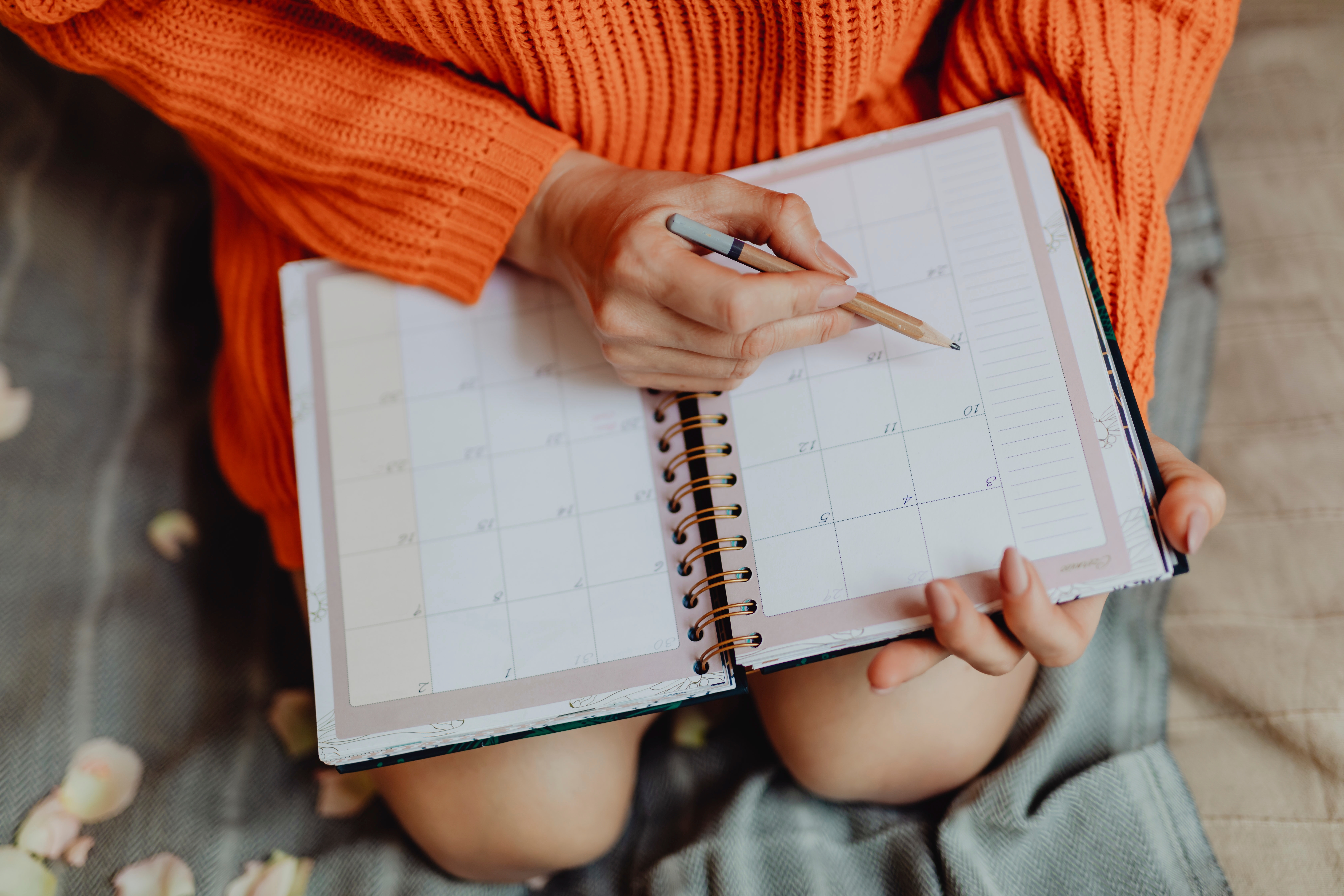 Kvinde skriver i kalender